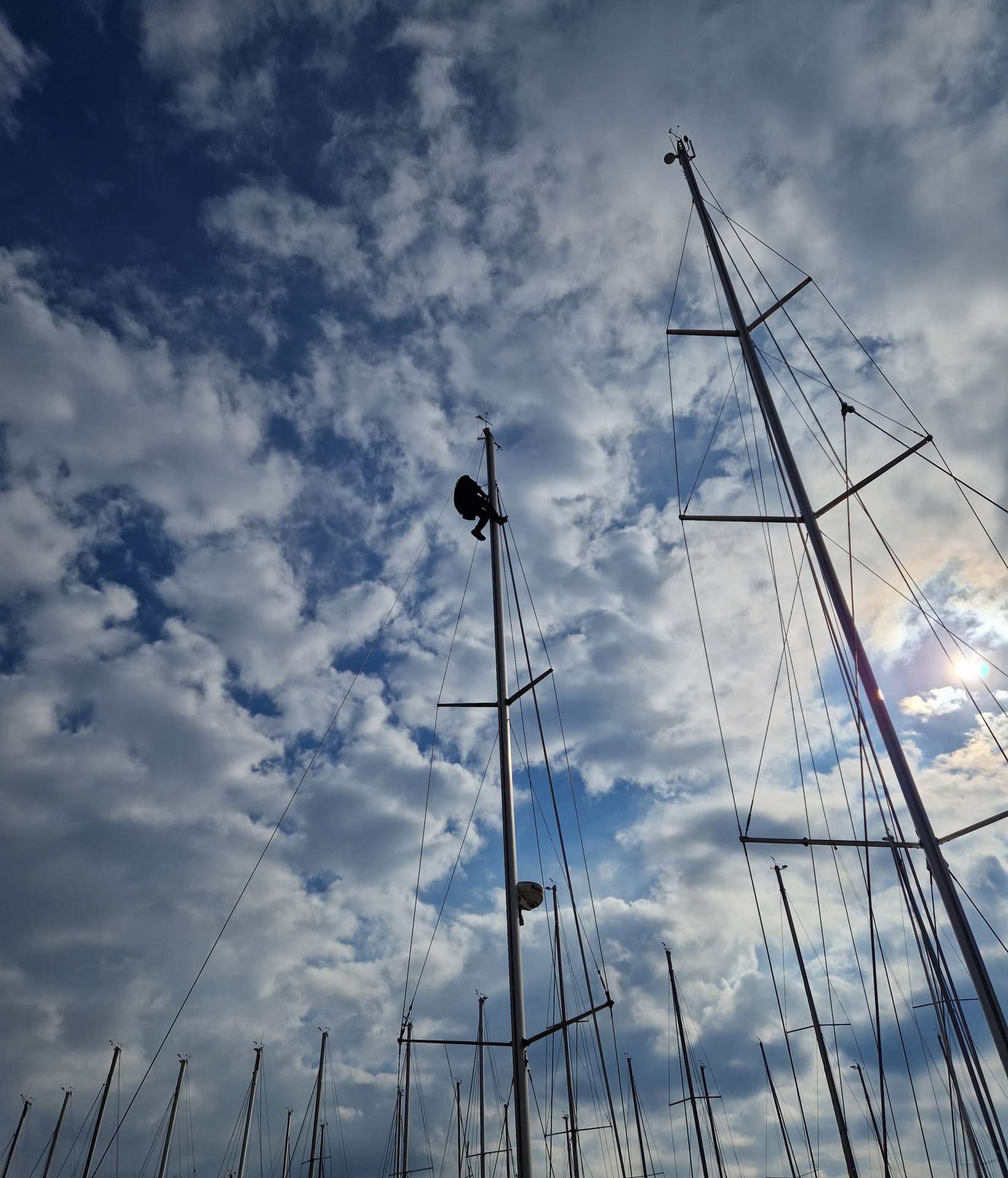 Then we lift him up to the mast and he changes the light bulb. Let's check if it works and it is a well done job