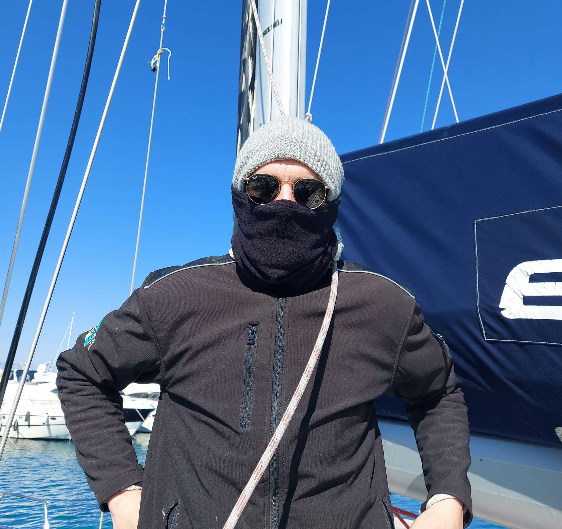 We love it most when you call us because your anchor light is not working.Let's take the new LED-light and our spider man gets into the mast climbing seat :