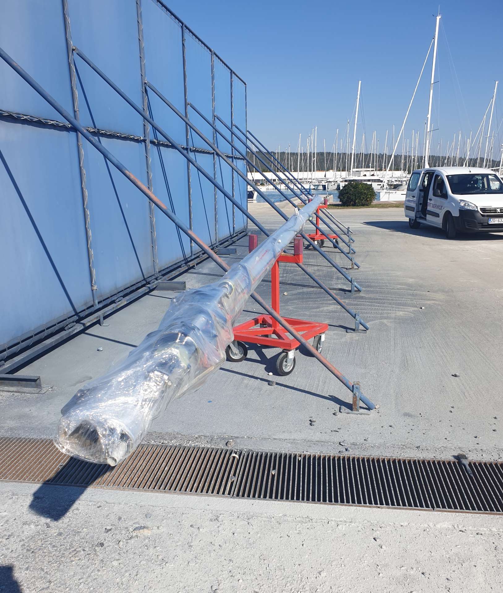 We still want to describe the turnbuckles bodys change (rigging screws body). Often we are unable to trim the mast because of the stuck turnbuckle body and it is impossible to loosen them even by heating. In this case we cut them to the thread. Precise work is required here and for this we recommend a battery powered (cordless) grinder.