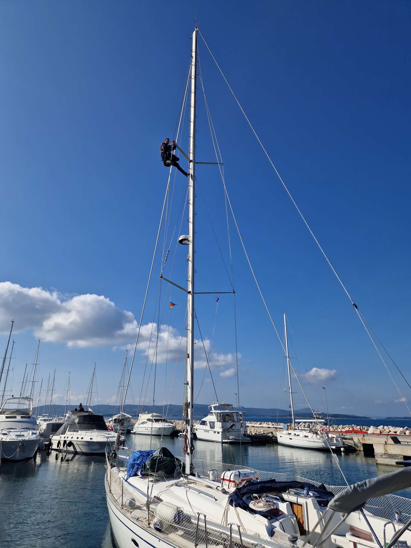 Nakon postavljanja jarbola, križevi se postavljaju paralelno. U ovom slučaju se vidi da se vlasnik odlučio na postavljanje stepenica na cijev jarbola, koje smo mu rado montirali.