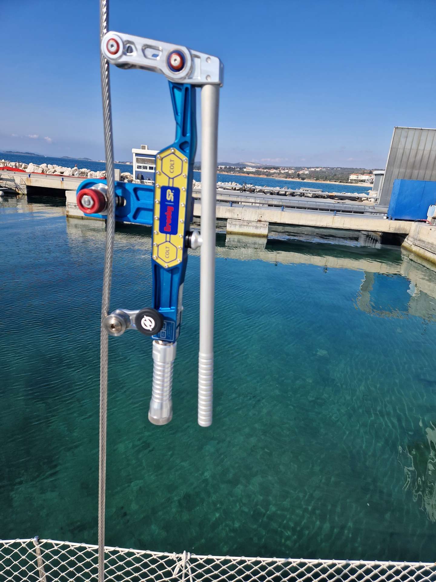 Prilikom trimanja jarbola koristimo digitalni tenziometar za sajle preko 10mm promjera.